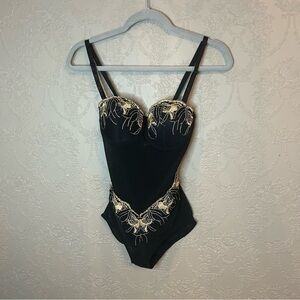 Curvi Shapewear Bodysuit black embroidered Small S great condition